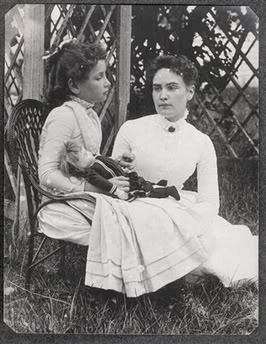 Helen Keller avec son éducatrice Miss Sullivan
